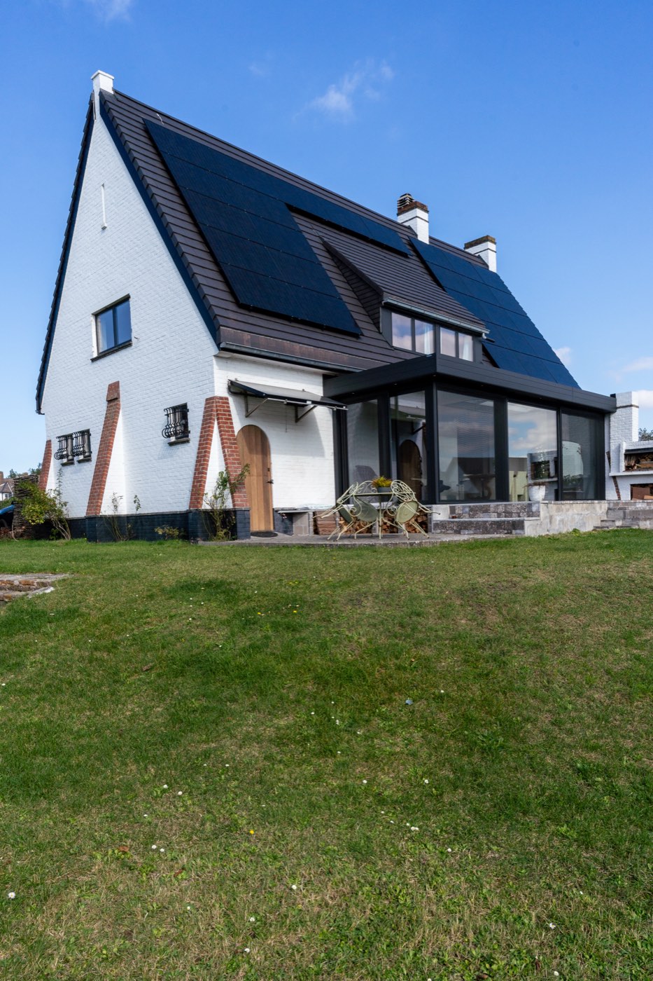 Woning met volledig gerenoveerd hellend dak en zonnepanelen over de hele dakvlakte