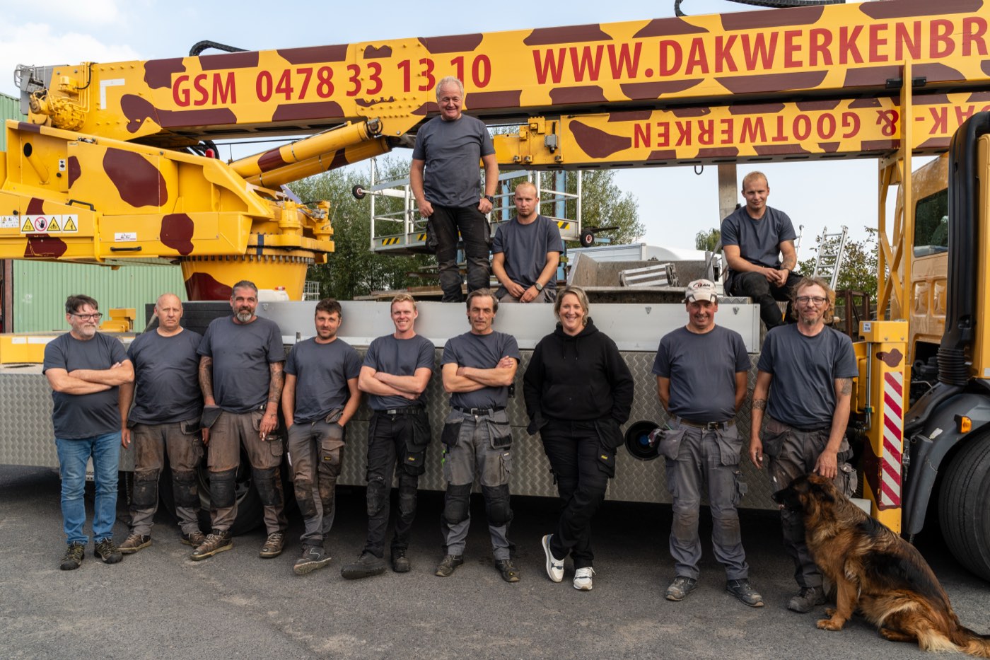 De ploeg van Dakwerken Bruneel uit Merkem voor de eigen kraanwagen